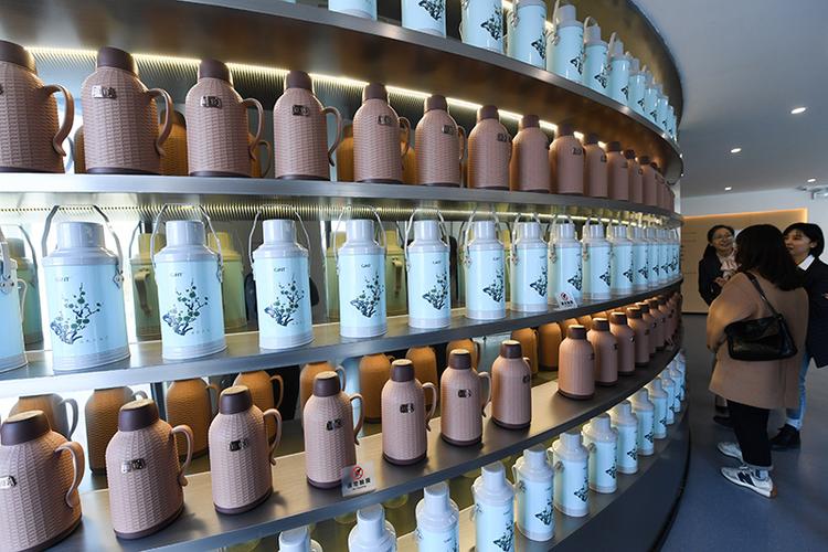 11月18日,游客在嘉兴平湖工业旅游的特色展馆——中国百年保温瓶展览